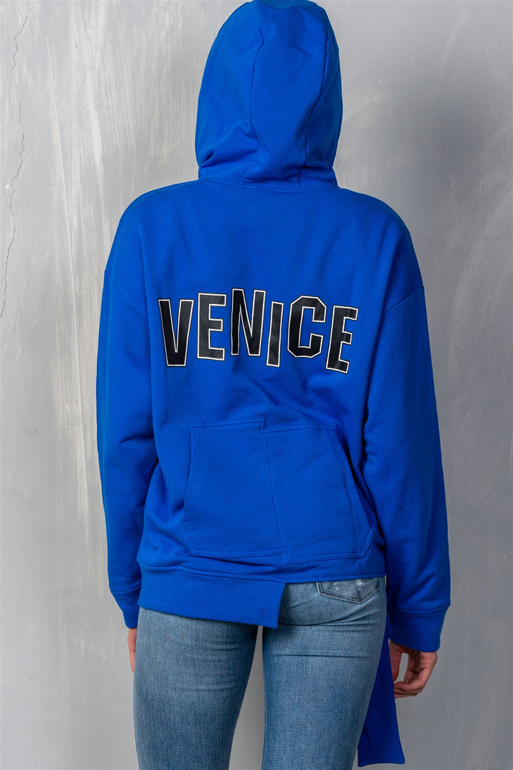 Long Sleeve Uneven Hem Graphic "venice" Pullover Hoodie in Blue