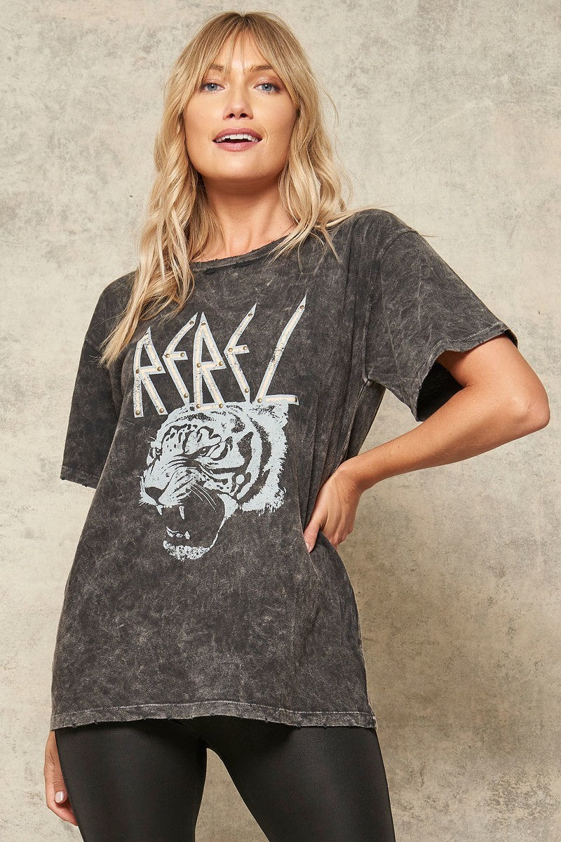 A Short sleeve Vintage-style Mineral Washed Graphic T-shirt for Women