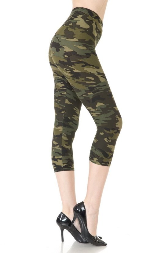 Multi-color Print Cropped Capri Leggings in A Fitted Style with A Banded High Waist